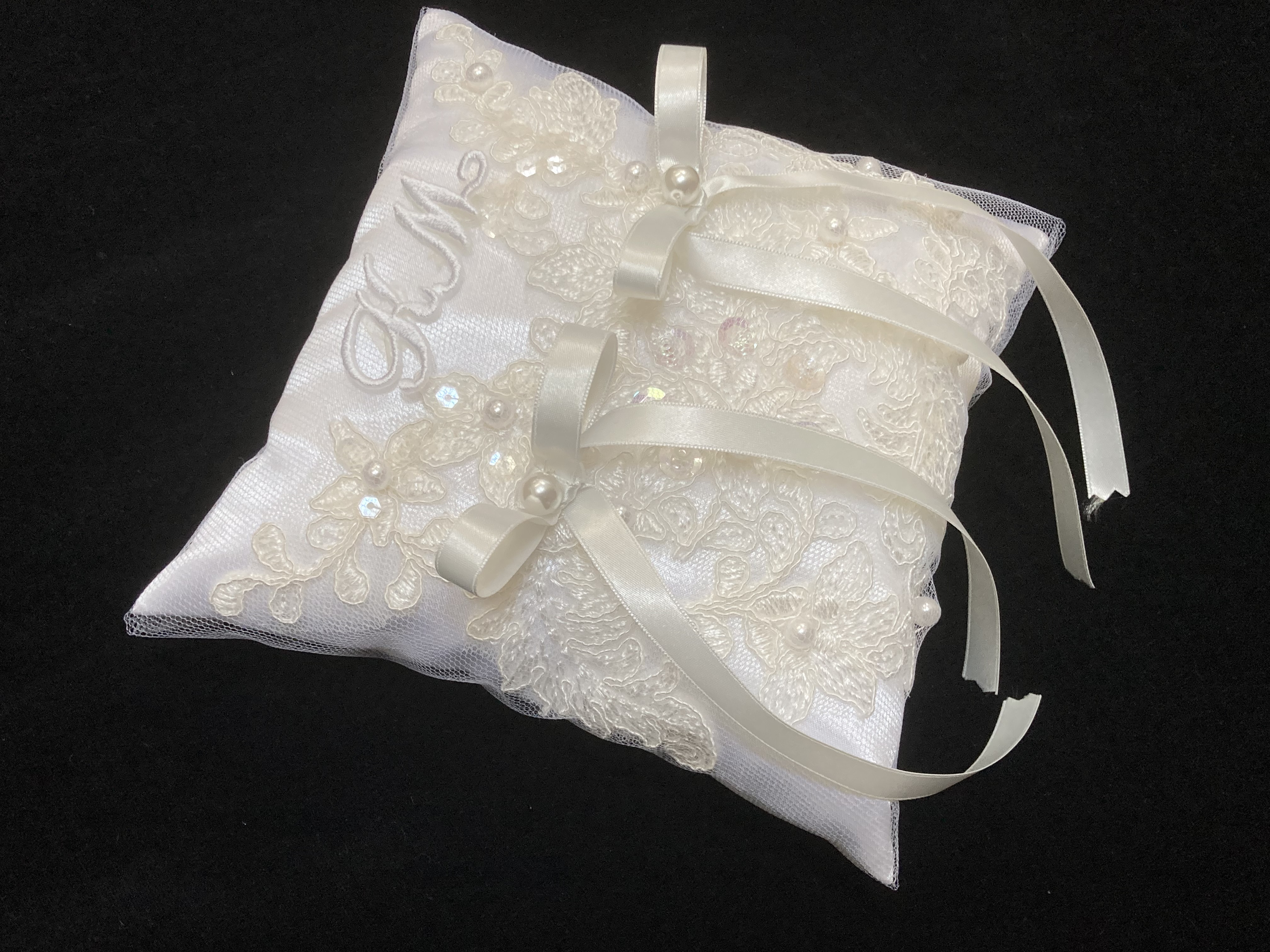 パールビーズとスパンコールのレースブレード／チュール/サテン生地のリングピロー/イニシャル