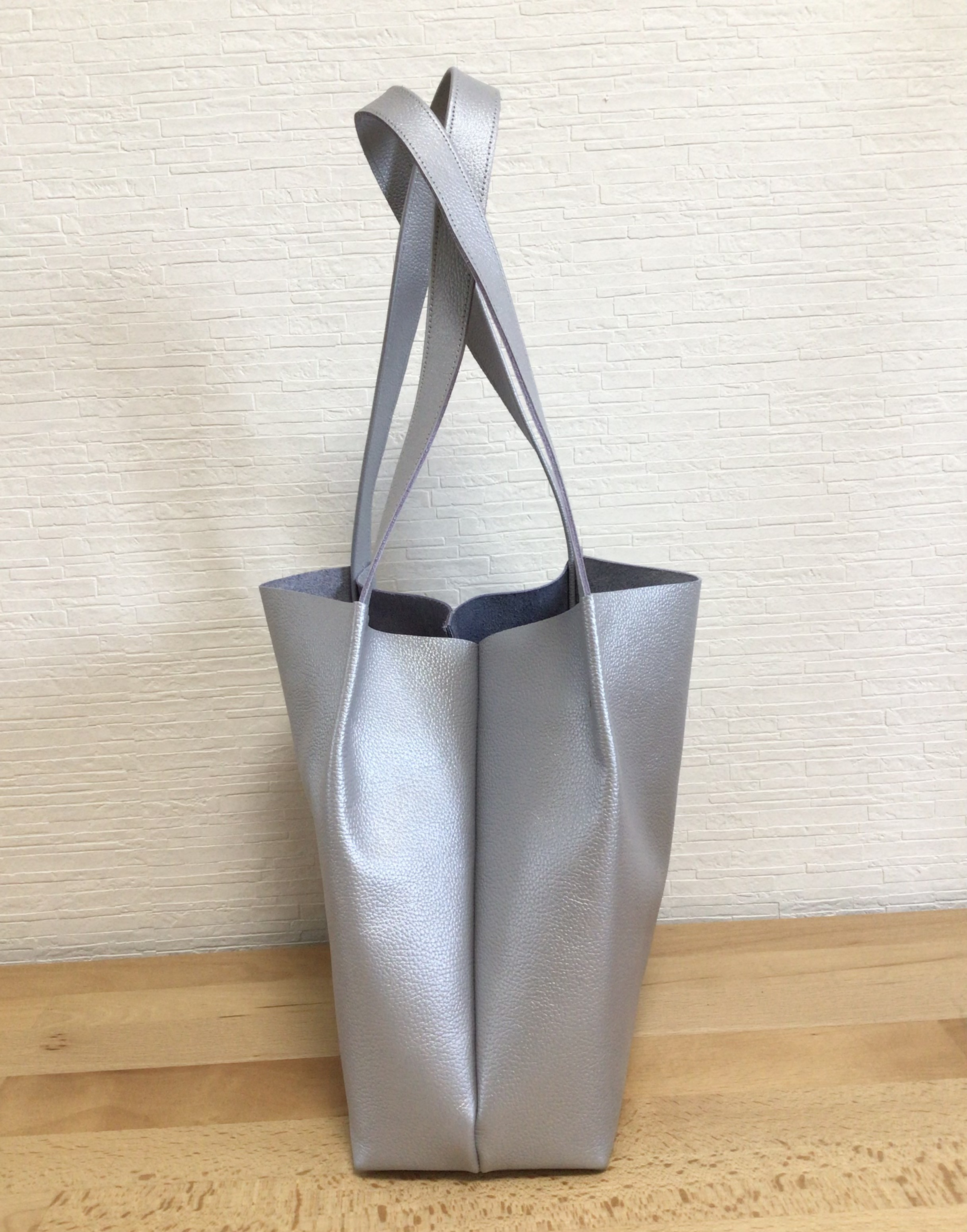 肩掛けシルバー色　本革トートバック