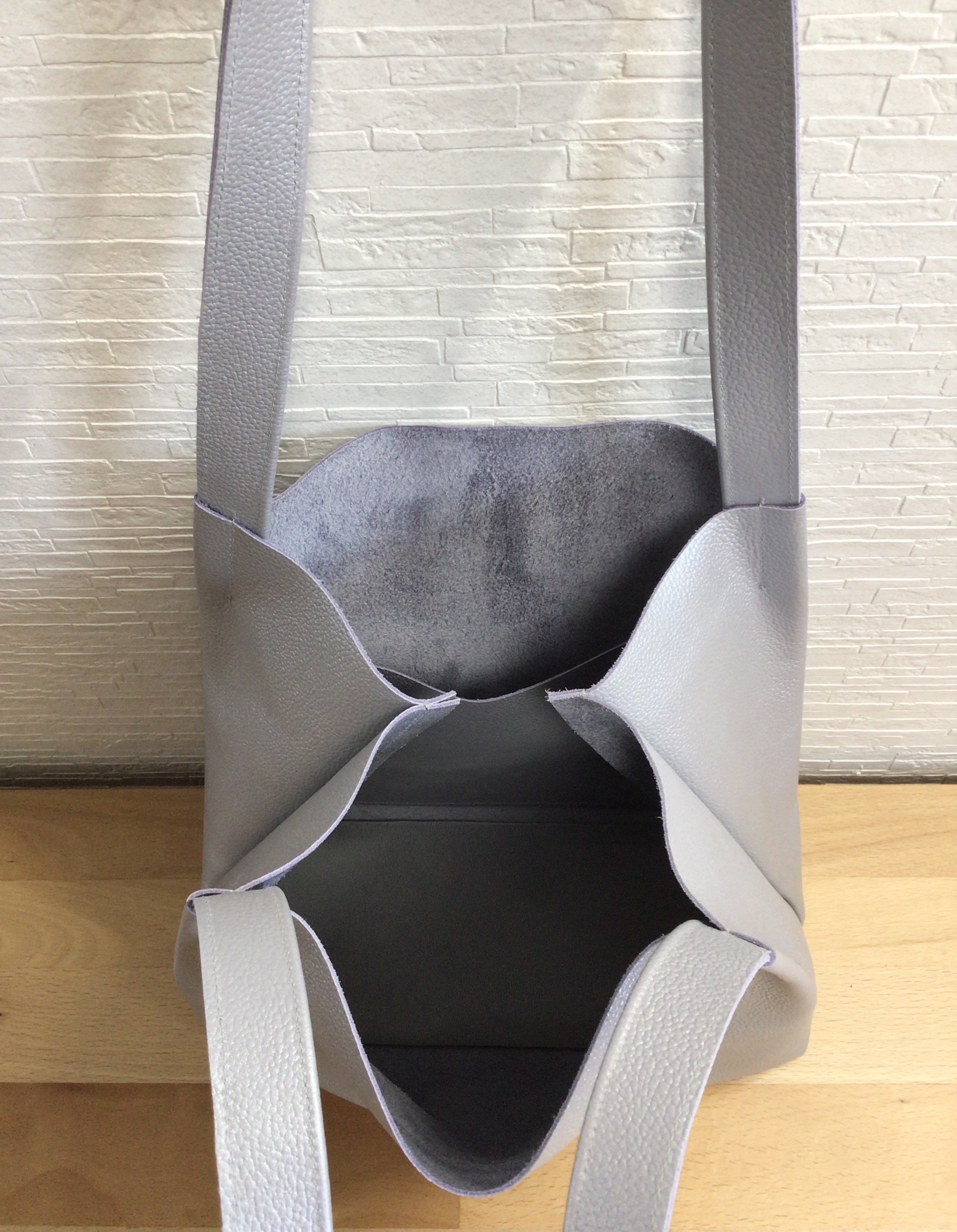 肩掛けシルバー色　本革トートバック