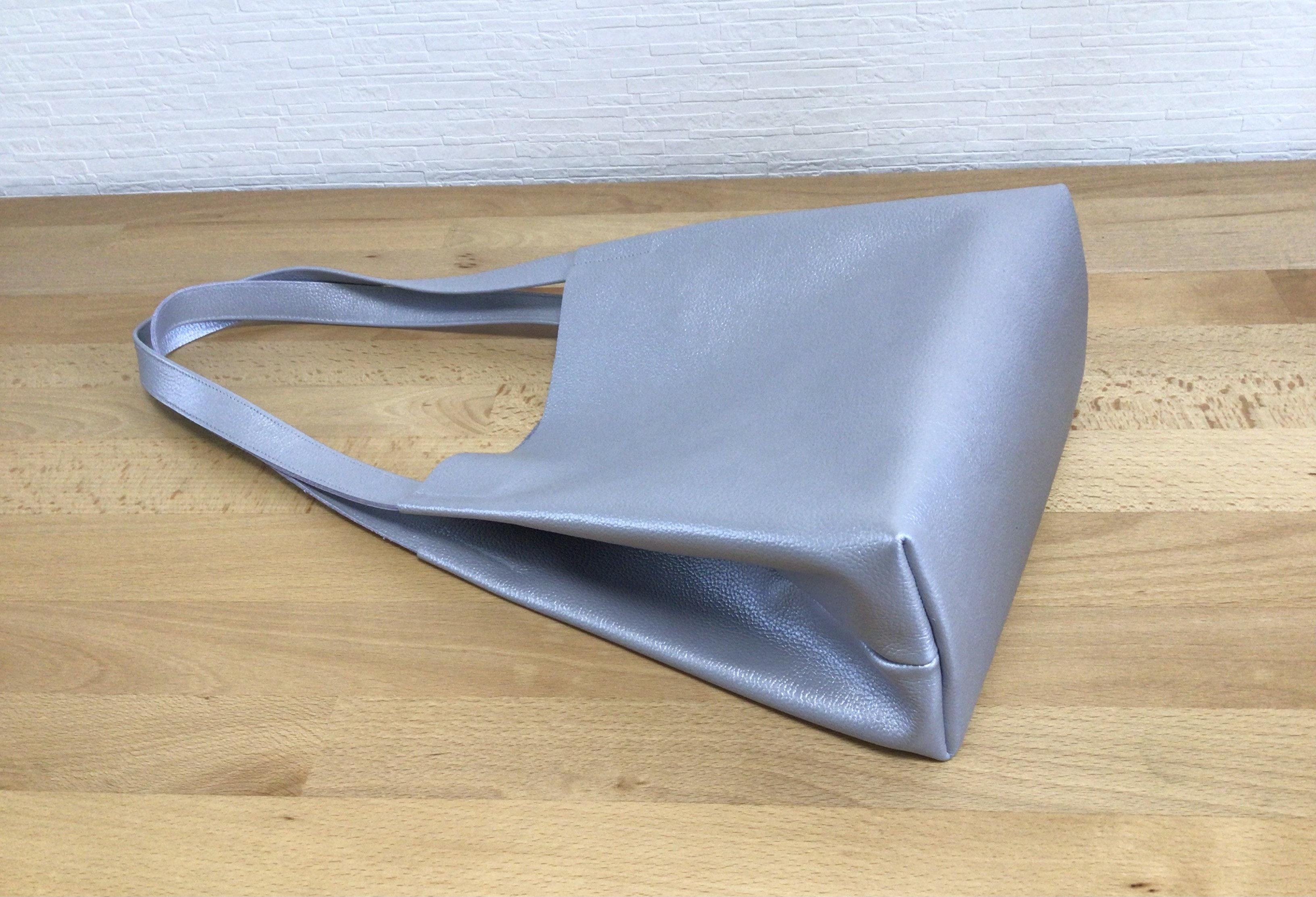 肩掛けシルバー色　本革トートバック