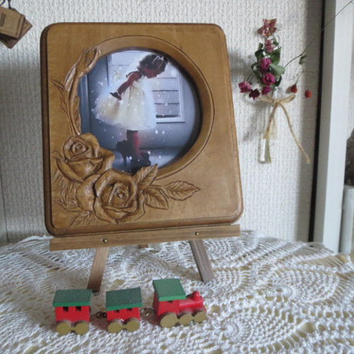 受注制作）イーゼル付き☆木彫り沈め彫りのフォトフレーム☆薔薇模様