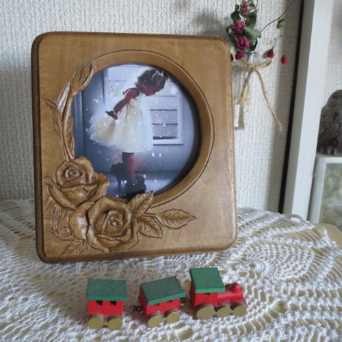受注制作）イーゼル付き☆木彫り沈め彫りのフォトフレーム☆薔薇模様