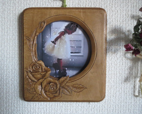 受注制作）イーゼル付き☆木彫り沈め彫りのフォトフレーム☆薔薇