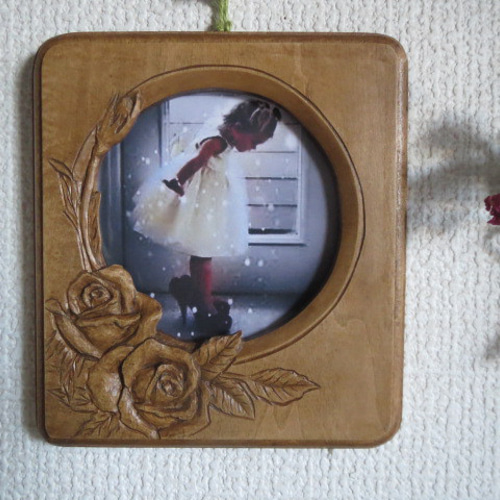 受注制作）イーゼル付き☆木彫り沈め彫りのフォトフレーム☆薔薇模様