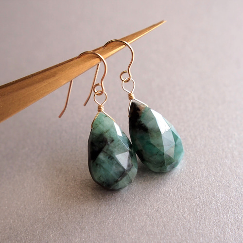 ☆最終半額セール☆5月誕生石 大粒エメラルド 14kgf 青苔色のピアス