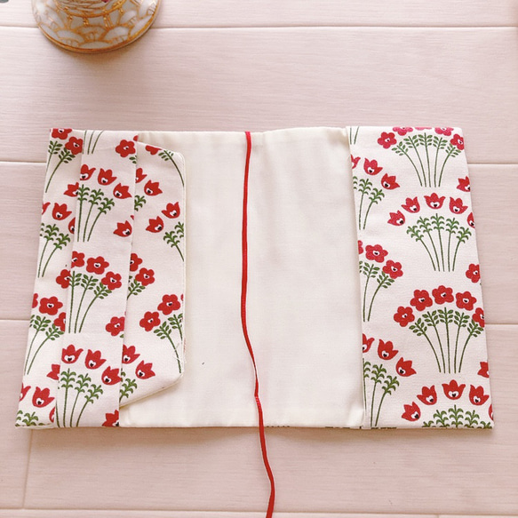 【文庫本用】FUWARI・染布シリーズ 赤いお花柄のブックカバー 3枚目の画像
