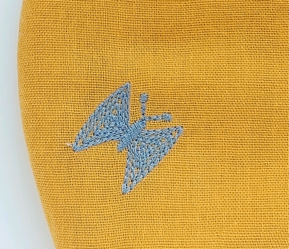 《ちょうちょ刺繍 マスタード》６層ダブルガーゼ立体マスク　選べるサイズ（大人М・大人Ｌ） 6枚目の画像