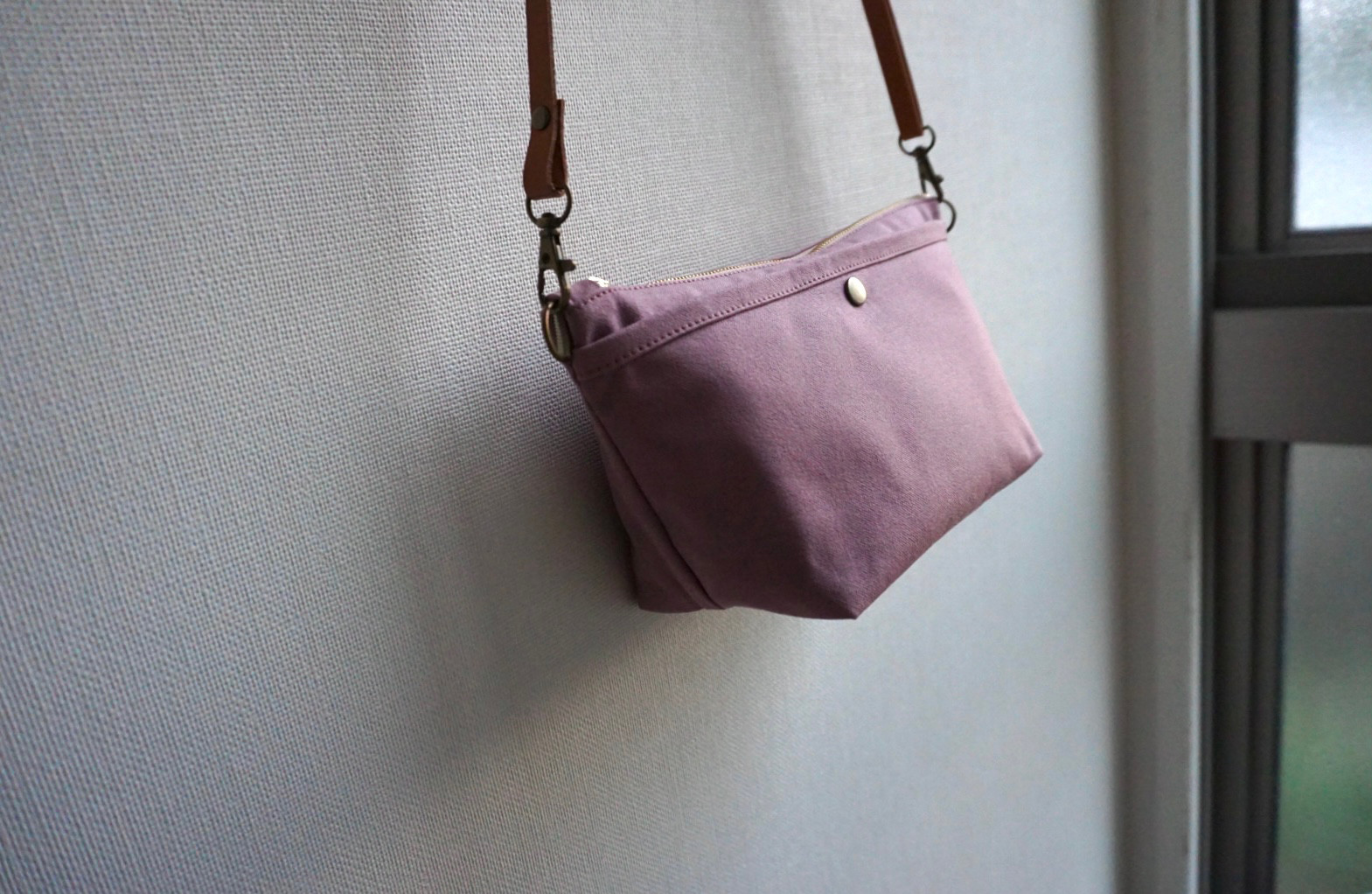 ▲さんかく マチ広帆布サコッシュ「M」浜松帆布アンティークピンク        Ω