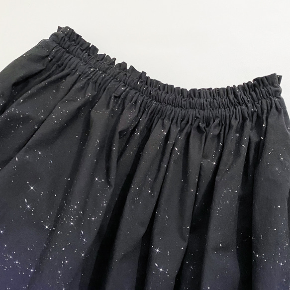 サラリと着れる 夜空を着飾る 流星柄 ギャザースカート 6枚目の画像