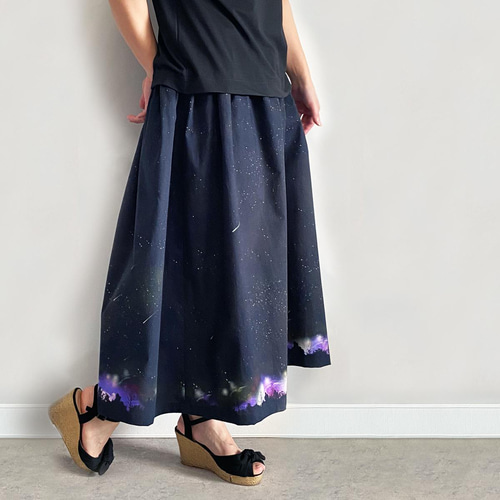 サラリと着れる 夜空を着飾る 流星柄 ギャザースカート ロングスカート