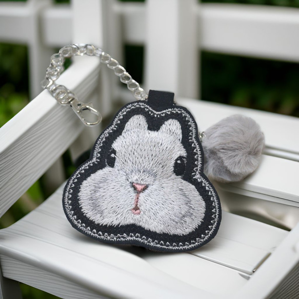 ꪔ̤̮ うさぎꪔ̤̮　ハート刺繍のヌビトートバッグ　ブラック×ホワイト ふんわりうさぎ刺繡（ネザーランドドワーフ・グレー）バッグ