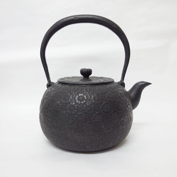 南部盛岡釜師『佐々木薫山』作　桜花紋鉄瓶　共箱　栞付　未使用品 南部盛岡釜師『佐々木薫山』作 桜花紋鉄瓶 共箱 栞付 未