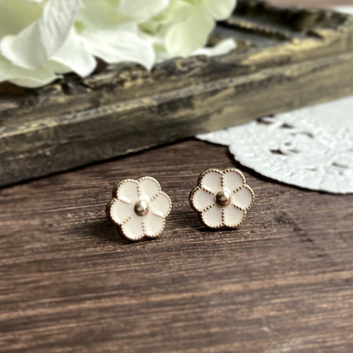 ふわふわ　ボタン　ピアス　イヤリング　ゴールド　白　ハンドメイド　アクセサリー ふわふわボタンピアスイヤリングゴールド白ハンドメイドアクセサリー