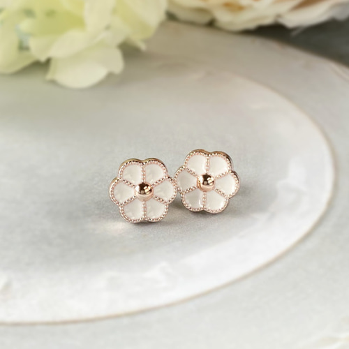ヴィンテージボタン♡ホワイトのダブルフラワーピアス／イヤリング ホワイト×ゴールドの花のピアス・イヤリング ワンコイン 白 フラワー