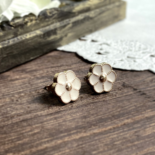 ホワイト×ゴールドの花のピアス・イヤリング ワンコイン 白 フラワー