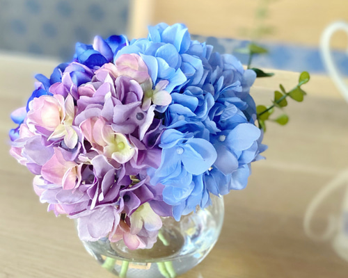 花瓶に生けた紫色の花の油彩画 美術品・アンティーク・コレクション