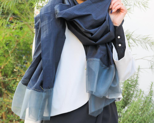 ふわりと彩りをまとうストール｜ネイビー ストール chiko 通販