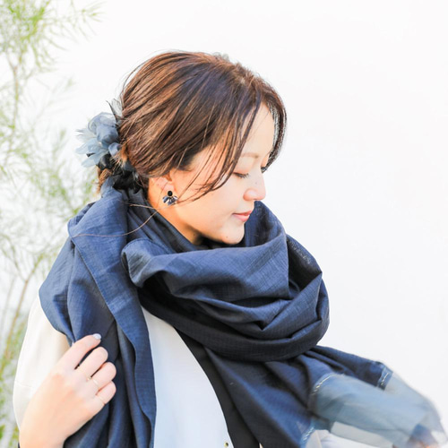 ふわりと彩りをまとうストール｜ネイビー ストール chiko 通販