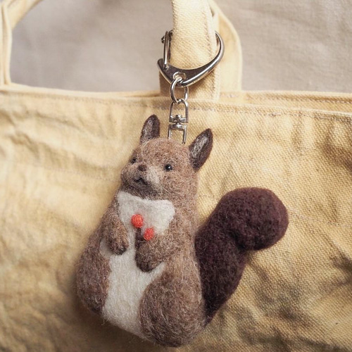 エゾリスのキーホルダー 羊毛フェルト mofuri工房 通販 11584199