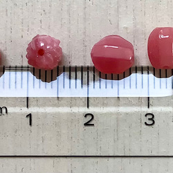 パリのアンティークビーズ　ピンク小さな楕円形 2枚目の画像