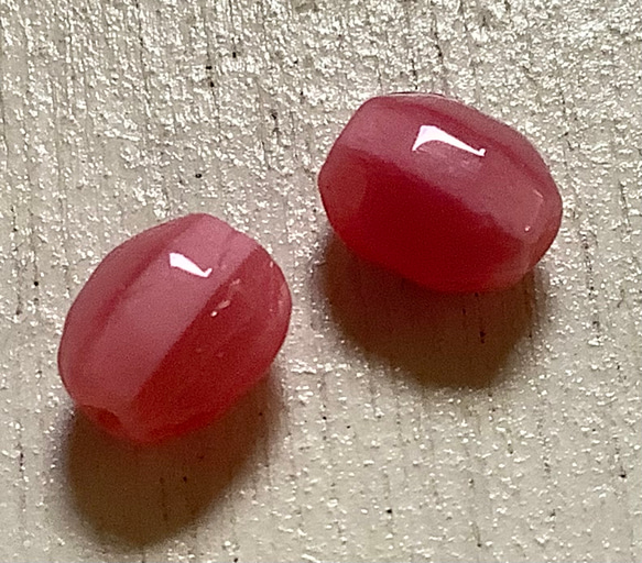 パリのアンティークビーズ　ピンク小さな楕円形 1枚目の画像