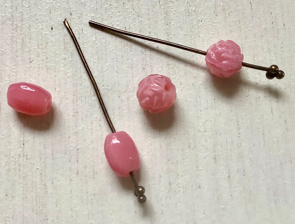 パリのアンティークビーズ　ピンク小さな楕円形 3枚目の画像