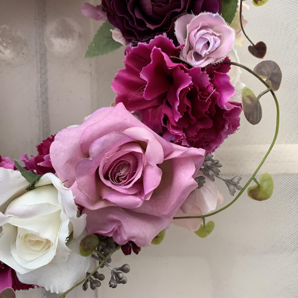 カーネーションリース　母の日　紫リース、パープルリース　シックリース　25㎝　白薔薇 8枚目の画像