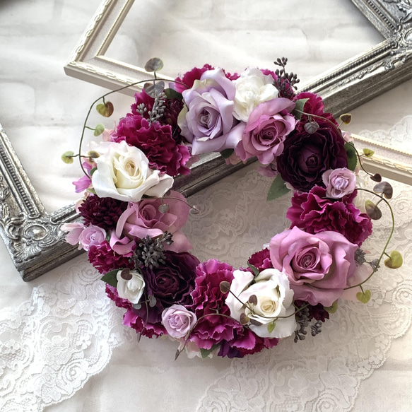 カーネーションリース　母の日　紫リース、パープルリース　シックリース　25㎝　白薔薇 5枚目の画像