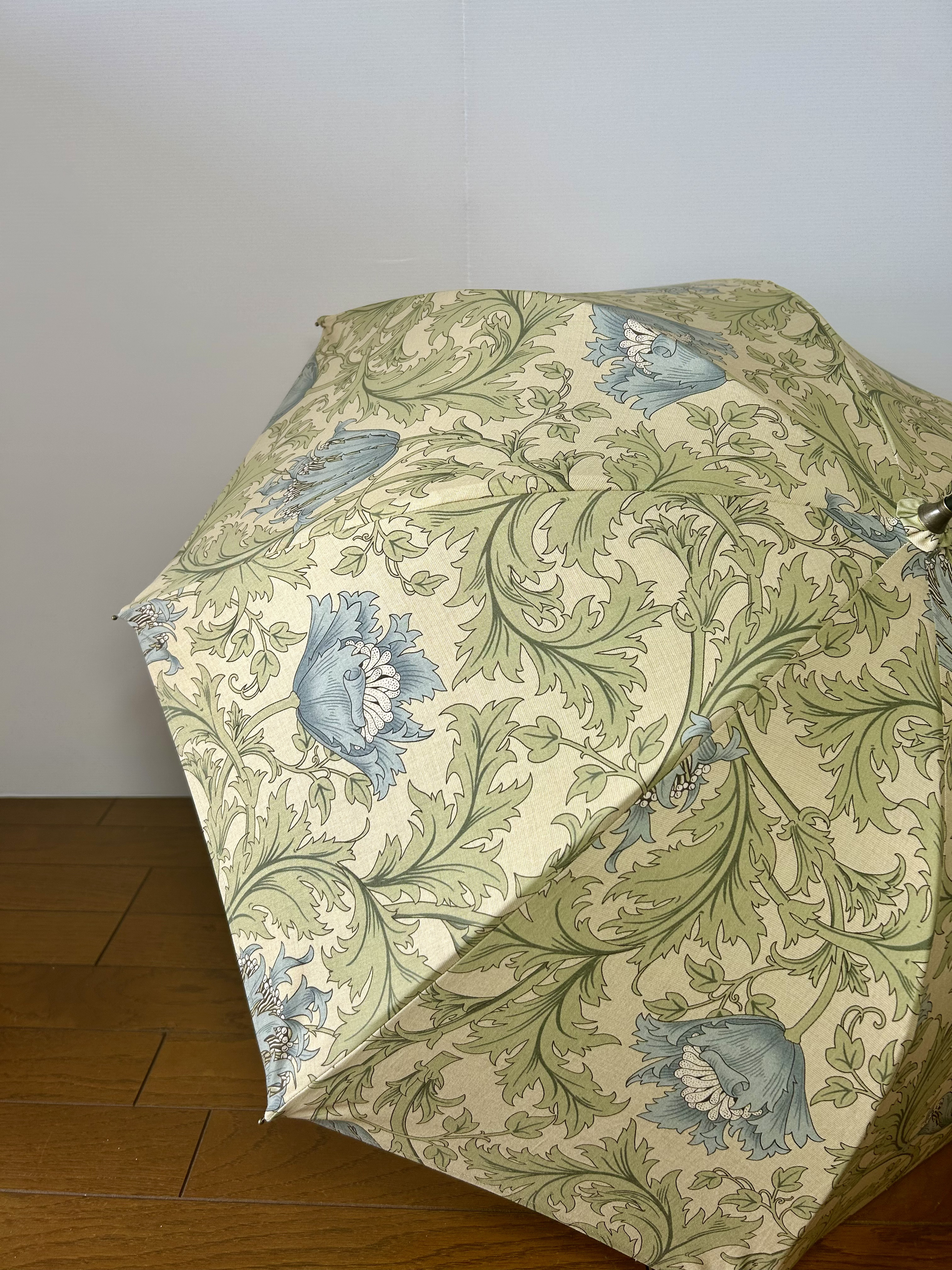 送料無料　ウィリアムモリスデザインの生地使用　手作り日傘　ライトベージュにブルーのアネモネ