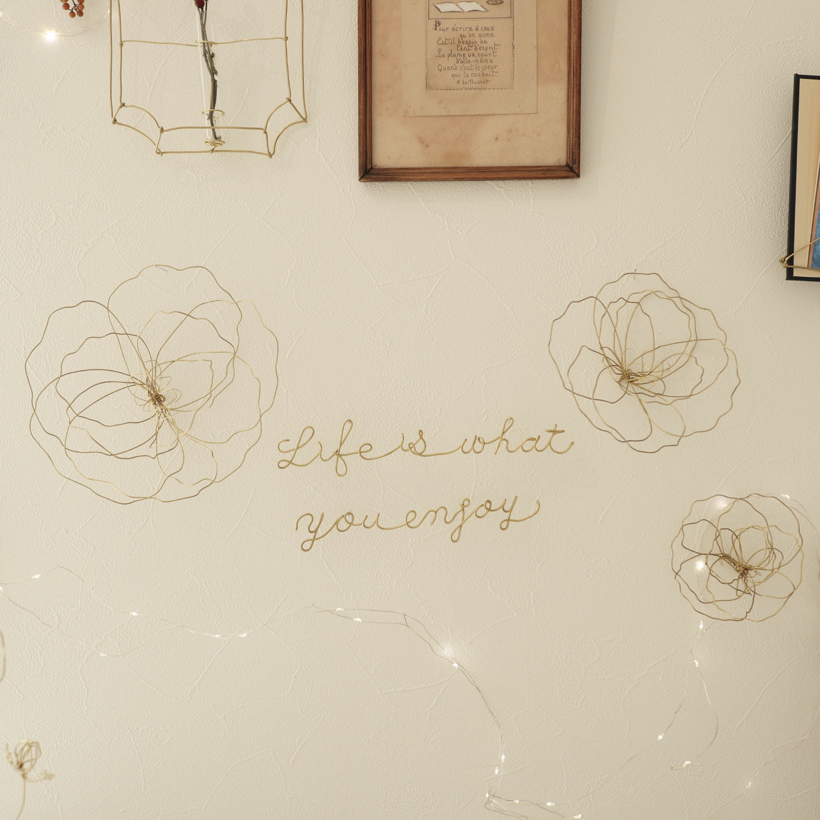 〜立体　真鍮のお花と言葉〜　ワイヤーアート　ゴールド　壁掛け　壁飾り　装飾　ウォールデコ