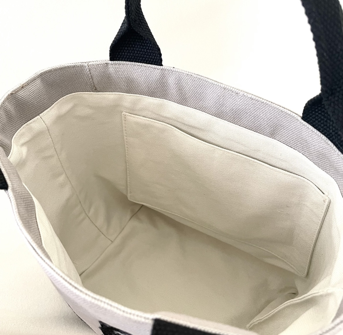 装いに溶け込むモノクロ刺繍｜写真から仕立てるトートバッグ