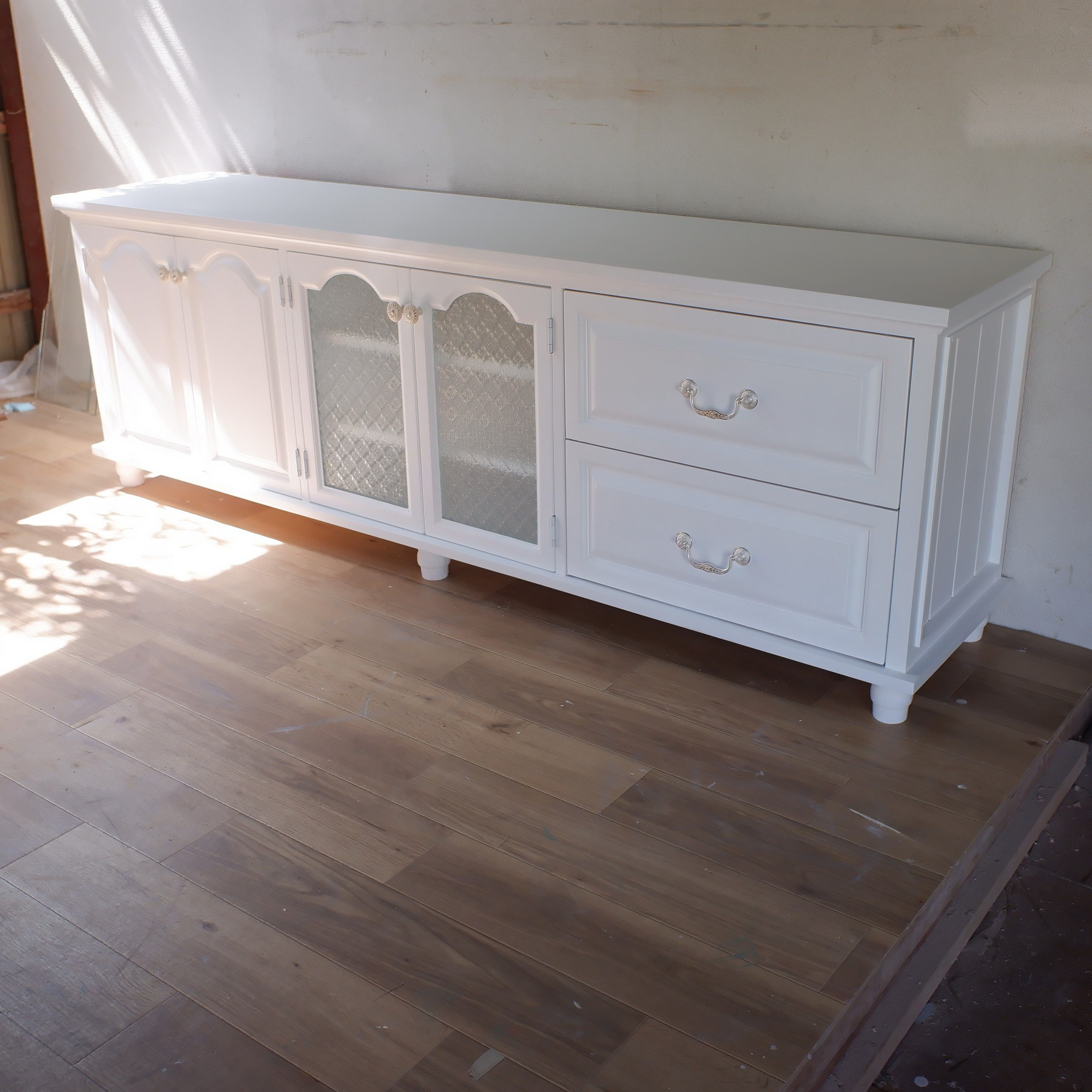 アーチトップでワイドタイプの脚付きテレビボード　白色　フローラガラス仕様