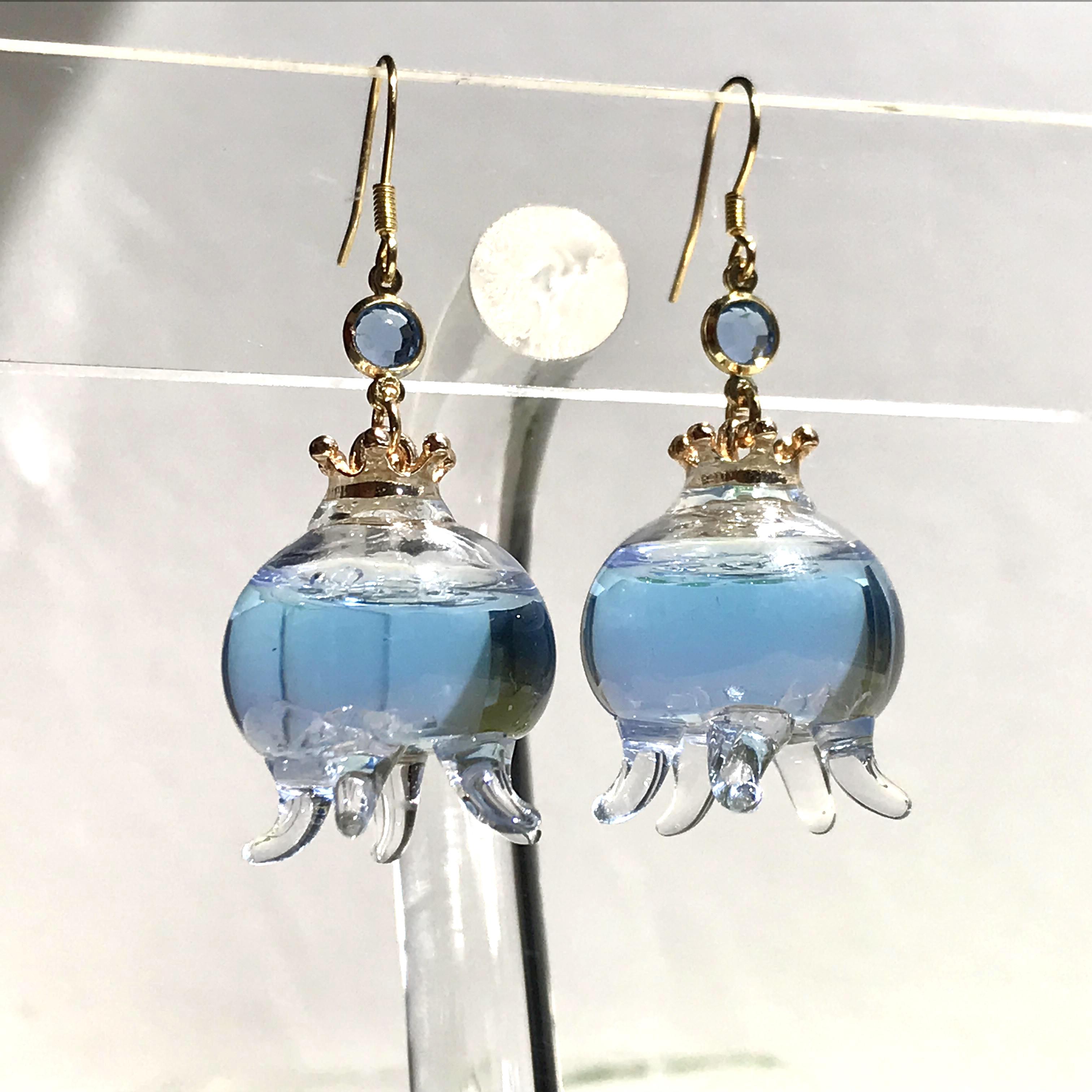 クラゲのガラスドームピアス ブルー/ピンク ピアス（フック