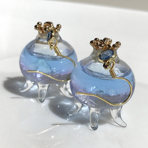 クラゲのガラスドームピアス ブルー/ピンク ピアス（フック・チェーン
