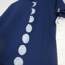 月齢・月の満ち欠け・満月半月新月・女子S〜Mサイズ（150〜160cm対応サイズ）紺＊手描きTシャツchobico 6枚目の画像