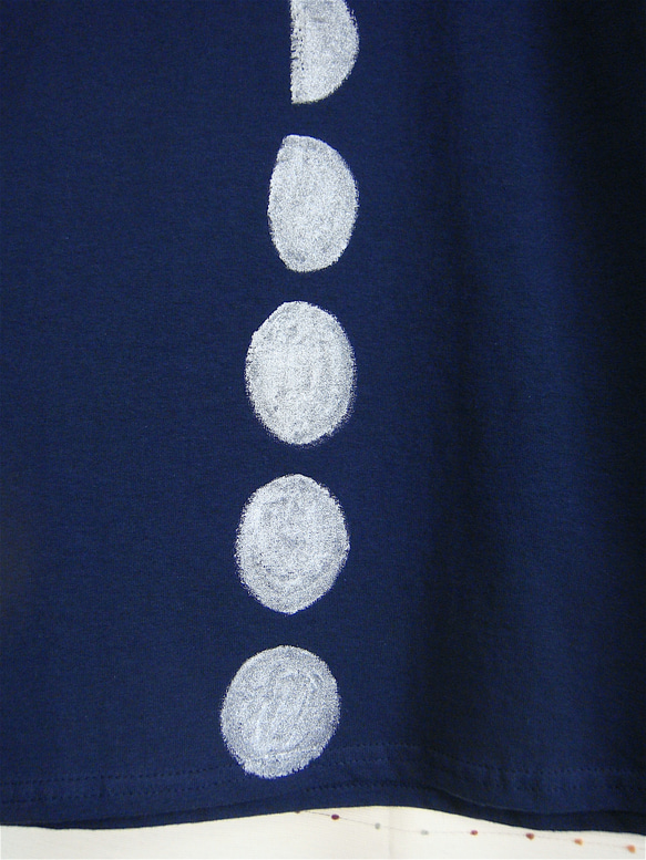 月齢・月の満ち欠け・満月半月新月・女子S〜Mサイズ（150〜160cm対応サイズ）紺＊手描きTシャツchobico 5枚目の画像