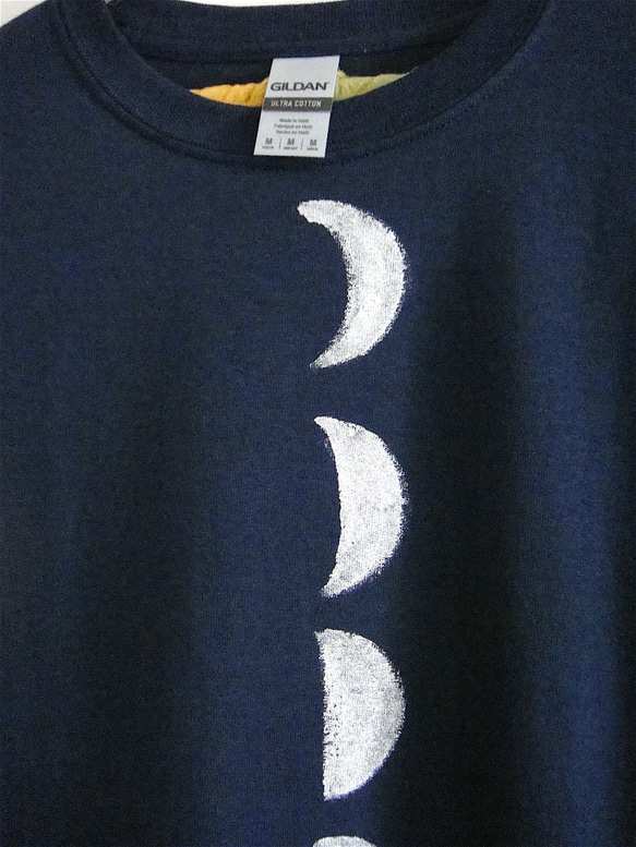 月齢・月の満ち欠け・満月半月新月・女子S〜Mサイズ（150〜160cm対応サイズ）紺＊手描きTシャツchobico 4枚目の画像
