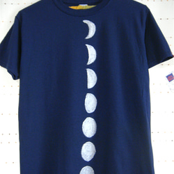 月齢・月の満ち欠け・満月半月新月・女子S〜Mサイズ（150〜160cm対応サイズ）紺＊手描きTシャツchobico 1枚目の画像