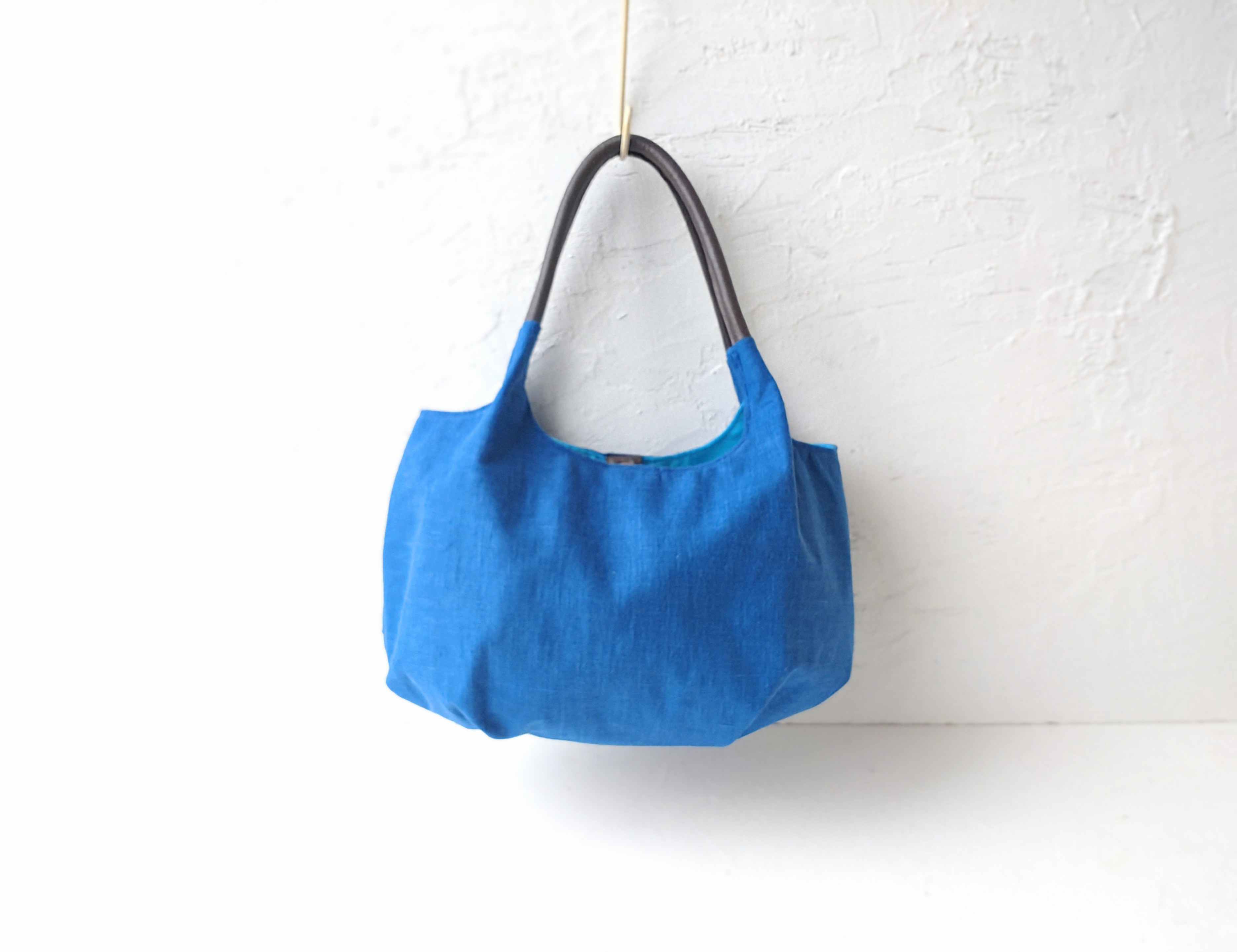 コバルトブルーのリネン　バルーンバッグ