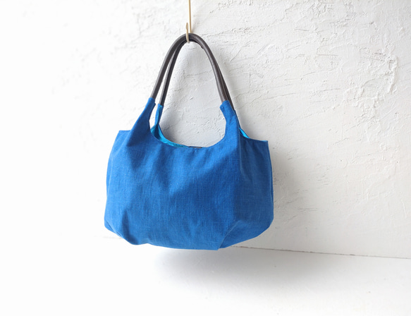 コバルトブルーのリネン　バルーンバッグ　 2枚目の画像