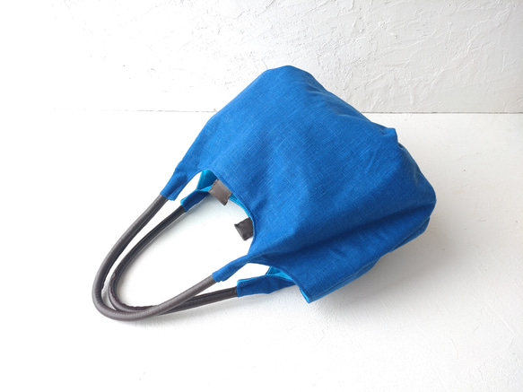 コバルトブルーのリネン　バルーンバッグ　 4枚目の画像