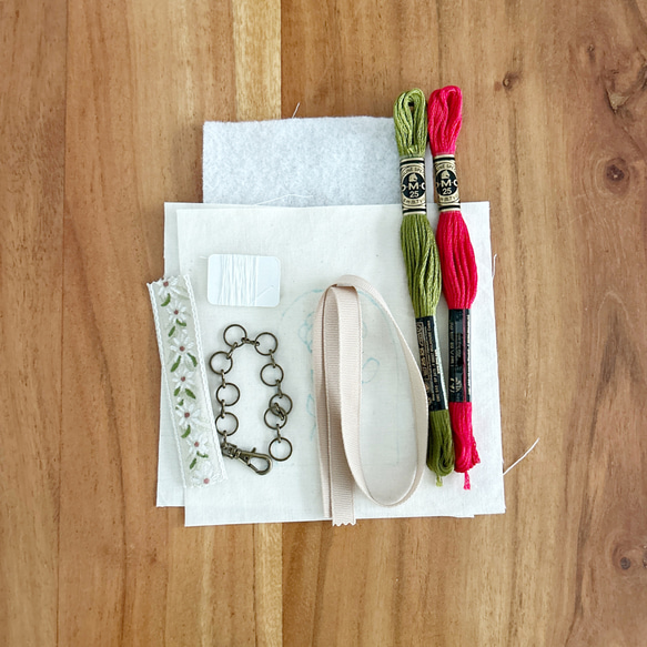 作り方動画付き：カーネーション刺繍のバッグチャーム 2枚目の画像