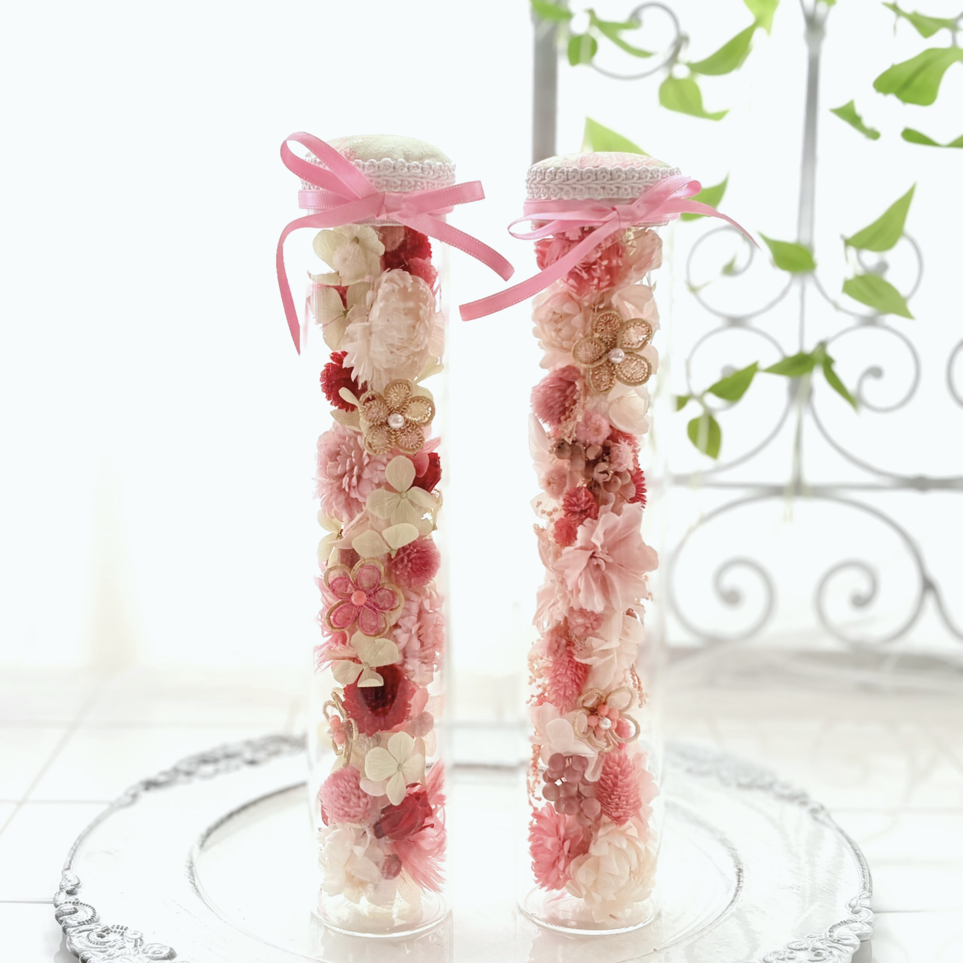 母の日フラワー　フラワーボトル　オルネフラワー　ピンク　優しいお花　シリンダー　26㎝　造花　左側のビン