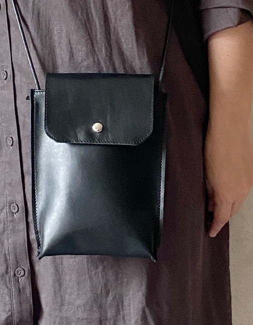 ゆったりサイズ スマホ フラップバッグ ポシェット 本革 王道 ブラック