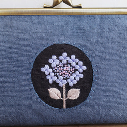 手刺繍の横長がまポーチ『紫陽花』※現品限り 2枚目の画像