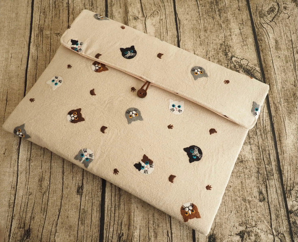 イギリス製のかわいい猫刺繍ラップトップバッグ Switch iPad MacBook 保護ケース 収納バッグ 1枚目の画像