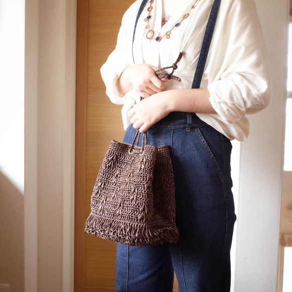 【内ポケット付】手編み 裾フリンジ マニラヘンプのスクエア巾着バッグ 4枚目の画像