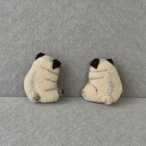 受注生産】パグちゃんの後ろ姿ブローチ・A ブローチ イネムリウサギ