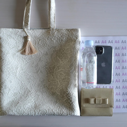 【3日以内発送・送料無料】A4がゆったり入る！ホワイトベースにお花模様　シックなトートバッグ 6枚目の画像