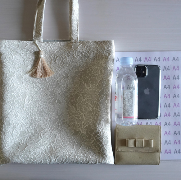 【3日以内発送・送料無料】A4がゆったり入る！ホワイトベースにお花模様　シックなトートバッグ 6枚目の画像